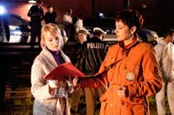 Doppelter Einsatz – Im Hafen ist eine Leiche gefunden worden. Sabrina (Despina Pajanou, re.) und Caro (Eva Herzig) suchen am Tatort nach Spuren.