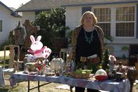 Baskets – Christine (Louie Anderson) versucht, Großmutters Kram bei einem Garagenverkauf zu verkaufen, doch als Jim mit einer Immobilienmaklerin auftaucht, gefällt ihr das ganz und gar nicht ...
