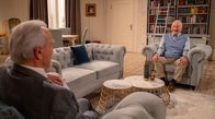 Sturm der Liebe – Alfons (Sepp Schauer, r.) und Werner (Dirk Galuba, l.) gestehen sich gegenseitig, dass sie beim Betriebsfest nicht mit einer Comedy-Nummer auftreten wollen.