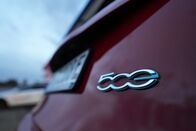 Klimaretter oder Mogelpackung - Der E-Auto Check – Obwohl sich elektrische Kleinwagen nicht schlecht verkaufen, bringen Autohersteller immer mehr SUV mit Elektroantrieb auf den Markt.