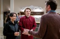 Sturm der Liebe – Theo (Lukas Leibe, M. mit Yeliz Simsek, l.) ringt sich dazu durch, seinen Vater (Philipp Rafferty, r.) einzuladen. ARD/Christoph Arnold
