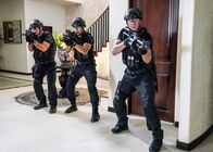 S.W.A.T. – (v.li.) David Lim (Victor Tan), Kenny Johnson (Dominique Luca). Foto: ORF/Sony Pictures/CBS/Bill Inoshita. Veröffentlichung honorarfrei nur für redaktionelle Berichterstattung in Sendungszusammenhang und mit Copyrightangabe. Kontakt: foto@orf.at