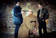 Kommissar Rex – Otto Hartmann (Klaus H. Zmorek, l.) und Fritz Morak (Johannes Nikolussi, r.) haben den Industriellen Erich Staller (Rolf Hoppe, M.) entführt.