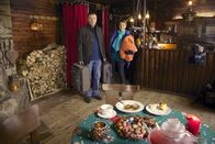 In aller Freundschaft – Pia (Hendrikje Fitz) und Roland Heilmann (Thomas Rühmann) möchten nach einem turbulenten Jahr in den Vorweihnachtstagen etwas ausspannen und fahren ein paar Tage in eine einsame Hütte im Wald. Doch als sie dort eintreffen, steht überall Geschirr und es muss erst einmal etwas Ordnung geschaffen werden.