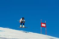 Ski alpin: Weltcup – Alpines Skifahren. Wettbewerbsfähige Rennfahrerin im Abfahrtslauf
