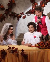 Two and a Half Men – Rückblick an einen ganz besonderen Tag: Charlie (Charlie Sheen, r.), Alan (Jon Cryer, M.) und Judith (Marin Hinkle, l.) ...