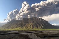 Im Land der Feuerberge – Im April 2010 überrascht der isländische Eyjafjallajökull mit einer gewaltigen Ascheeruption, die wochenlang anhält und den europäischen Flugverkehr komplett lahmlegt.
