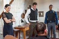 Elementary – Als die Leiche eines ehemaligen Auftragsmörders gefunden wird, gehen Sherlock Holmes (Jonny Lee Miller, M.), Joan Watson (Lucy Liu, l.) und Detective Bell (Jon Michael Hill, r.) auf Verbrecherjagd ...