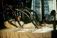 Das Geisterschloss – Eleanor (Lili Taylor) muss am eigenen Leib erfahren, dass das mysteriöse Haus einen schrecklichen Fluch birgt, der es auf sie abgesehen hat. Doch das war erst der Anfang.