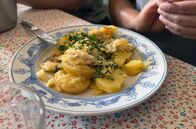 Küchen der Welt – Ein Klassiker unter den unzähligen Kabeljaugerichten, die Portugal zu bieten hat, ist der Bacalhau à Gomes de Sá, ein gesalzener Kabeljau mit Kartoffeln und Eiern.