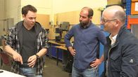 SMS - Schwanke meets Science – Modernste Messgeräte werden in Bremerhaven auf ihren Einsatz im schmelzenden Eis der Arktis vorbereitet. Der Meereisphysiker Thomas Krumpen (Mitte) vom Alfred-Wegener-Institut für Polar- und Meeresforschung (AWI) in Bremerhaven mit Wissenschaftsjournalist und Meteorologe Karsten Schwanke (rechts) im Gespräch mit einem Mitarbeiter (links).