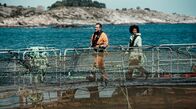 The Fortress – Die Biologin Esther (Selome Emnetu) besucht eine Fischzuchtanlage, die von dem Wissenschaftler Stefan Keyn (Espen Reboli Bjerke) geführt wird.