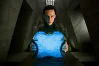 Thor – Er ist sich nicht sicher, welche Rolle er im Palast spielt und welche Rolle er in Zukunft spielen soll: Loki (Tom Hiddleston) ...