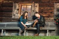 Der Bergdoktor – Lilli (Ronja Forcher, l.) komponiert mit ihrem Freund Carsten (Timmi Trinks, r.) neue Songs für seine Band.