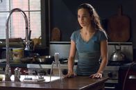 I Am Legend – Kann Robert Anna (Alice Braga) wirklich trauen, oder ist sie, wie der Rest der Welt, ein Vampir, der ihn hinters Licht führen will?
