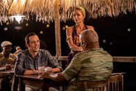 Death in Paradise – Polizeichef Selwyn Patterson (Don Warrington, r.) versucht Detective Neville Parker (Ralf Little, l.) bei einem Glas Rum dazu zu überreden, die Insel nicht zu verlassen, während Catherine Bordey (Elizabeth Bourgine, M.) gelegentlich Rum für sie nachschenkt.