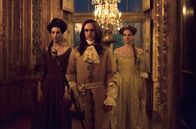 Versailles – Marie-Thérèse (Elisa Lasowski), Louis XIV (George Blagden), Henriette (Noémie Schmidt)