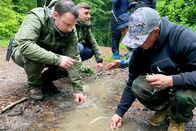 Mona mittendrin – Mona mittendrin Im Survival-Training Die Kursteilnehmenden waschen essbare Wurzeln in einer Pfütze. 2022