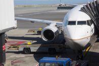 Mayday - Alarm im Cockpit – San Francisco, CA, USA: Ein Flugzeug beim Wenden auf einem Stand.