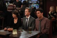 How I Met Your Mother – Können nicht glauben, dass Marshall und Lily nach Long Island ziehen und sie eine 46-minütige Zugfahrt in Kauf nehmen müssen, um sie zu besuchen: Ted (Josh Radnor, r.), Barney (Neil Patrick Harris, M.) und Robin (Cobie Smulders, l.) ...