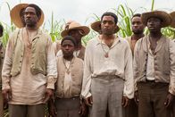 12 Years a Slave – Als der freie Afroamerikaner Solomon (Chiwetel Ejiofor, vorne, 2.v.r.) entführt und in die Sklaverei verkauft wird, landet er zusammen mit anderen Sklaven, wie dem gutmütigen, aber immer schwächer werdenden Abram (Dwight Henry, l.), auf der Baumwollplantage eines brutalen Sklaventreibers, der die Afroamerikaner bis in den Tod schuften lässt ...