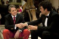 How I Met Your Mother – Ted (Josh Radnor, r.) und die anderen besuchen eine Spendenaktion im Naturkundemuseum. Dabei trifft Ted auf Zoey und ihrem Mann (Kyle MacLachlan, l.) und lernt eine ganz neue Seite von ihr kennen ...