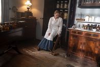 Der Geist im Glas – Das Glas ist gefallen. Sophia (Sofie Eifertinger) ist am Boden zerstört
