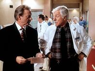 Diagnose: Mord – Dr. Mark Sloan (Dick Van Dyke, r.) fühlt dem Chefbuchhalter Tubbs (James Sloyan, l.) auf den Zahn, der im Verdacht steht, vor Jahren 50.000 Dollar unterschlagen zu haben.