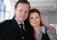 Mankells Wallander – Kurt Wallander (Krister Henriksson) geht mit Staatsanwältin Katarina Ahlsell (Lena Endre) auf einen Polizeiball.