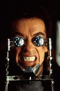 The 6th Day – Adam Gibson (Arnold Schwarzenegger) befindet sich in einer Klonfalle. Er kann sich nicht befreien.