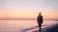 Terra X: Liebe – Leon geht am Meer entlang.