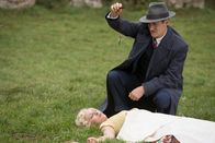 Father Brown – Inspector Sullivan (Tom Chambers) untersucht den Schlüsselanhänger, den er in der Nähe von Ginnie Goddens (Holly Lucas) Leiche gefunden hat .