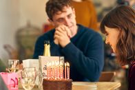 Normal People – Marianne (Daisy Edgar-Jones) feiert ihren Geburtstag mit Connell (Paul Mescal) und ihren Freunden. Beim Ausblasen der Kerzen hat sie einen ganz besonderen Wunsch.