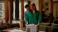 Rote Rosen – Franzi (Sofie Junker, r.) erfährt, dass ihre Schwester schwanger ist - was sie anspornt, ihre eigene Familienplanung mit David (Arne Rudolf, l.) umgehend in die Tat umzusetzen.