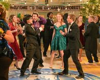 The Goldbergs – Vorne L-R: Dave Kim (Kenny Ridwan), Brea Bee (Sadie Stanley), Adam Goldberg (Sean Giambrone)