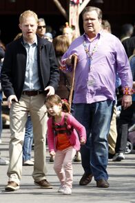 Modern Family – v.li.: Mitchell Pritchett (Jesse Tyler Ferguson), Lily Tucker-Pritchett (Aubrey Anderson-Emmons), Cameron Tucker (Eric Stonestreet).