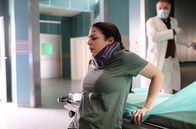 In aller Freundschaft – Dr. Heilmann (Thomas Rühmann) hat Arzu Ritter (Arzu Bazman) den Halofixateur abgenommen. Doch als sie aufstehen will, versagen ihre Beine.