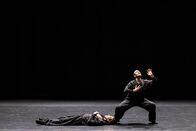 The Seven Sins: Gauthier Dance – Dieser Tanzabend vereint die Crème de la crème internationaler Choreografen. Jede und jeder von ihnen wird für "Gauthier Dance" eine der sieben Todsünden in ein Tanzstück verwandeln. Hier die Choreografie von Azure Barton.