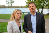 Die Rosenheim-Cops – Noch wissen Patrizia Ortmann (Diana Staehly, l.) und Kommissar Hansen (Igor Jeftic, r.) nicht, dass sie gleich eine Leiche finden.