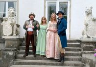 Der Meisterdieb – Die Grafenfamilie (Armin Rohde, Anna Hausburg, Ann-Kathrin Kramer) und der Meisterdieb (Max von Thun).