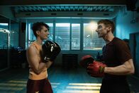 Neumatt – Neumatt Staffel 1 2020 Produktion: Zodiac Pictures Ltd Regie: Sabine Boss/Pierre Monnard Buch: Marianne Wendt Folge 8 Hauptmotiv 3 Zwei, die sich verstehen: Sophie Hutter als Sarah Wyss und Aaron Hitz als Loris Schwab