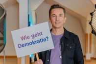PUR+ – Moderator Eric Mayer will's wissen und macht ein Sozialexperiment an einer Frankfurter Schule - denn Meinungsvielfalt gibt es in Schule und Gesellschaft.