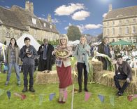 Agatha Raisin – v.r.) und Roy Silver (Mathew Horne, r.) beliebt machen.