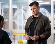 The Rookie – Rookie Celina Juarez (Lisseth Chavez, l.) und Officer John Nolan (Nathan Fillion, r.) werden vom Team zu dem erfolgreich bestanden Tag beglückwünscht.