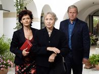 Der Winzerkönig – Thomas (Harald Krassnitzer), Andrea (Katharina Stemberger, li.) und ihre Mutter Hermine (Christine Ostermayer) sind auf dem Weg zur Testamentseröffnung.