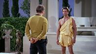 Raumschiff Enterprise – Captain James Tiberius 'Jim' Kirk (William Shatner, l.) und Apollo (Michael Forest, r.)