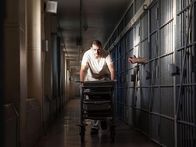 Prison Breaks - Die wahren Geschichten – Ronald Rutan was able to survive in the prison by working in the kitchens; recycling cans and boxes. Here he is seen pushing the food trolley through prison. This job helps him get a hold of food to sell and makes his life a bit easier.