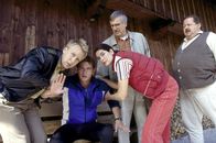 Die Rosenheim-Cops – Kaum ist Kommissar Lind (Tom Mikulla, 2.v.li.) aus der Ohnmacht erwacht, wird er von seinen Kollegen Max Müller (Michi Mohr, li.), Dr. Kern (Maren Schumacher), Polizeichef Dr. Heppt (Hubert Mulzer, 2.v.re.) und Korbinian Hofer (Joseph Hannesschläger, re.) mit Fürsorge und Fragen gestürmt.