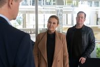 Die Chefin – Die Ermittlungen führen Vera Lanz (Katharina Böhm, M.) und Paul Böhmer (Jürgen Tonkel, r.) zu einem Energiekonzern. Was hat der mit dem toten Journalisten zu tun?
