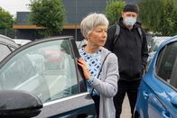 Aktenzeichen XY ... ungelöst – Eine Frau fühlt sich auf einem dem Parkplatz eines Supermarkts plötzlich beobachtet. Kurz darauf wird sie von einem unheimlichen Mann in ihrem eigenen Wagen entführt.